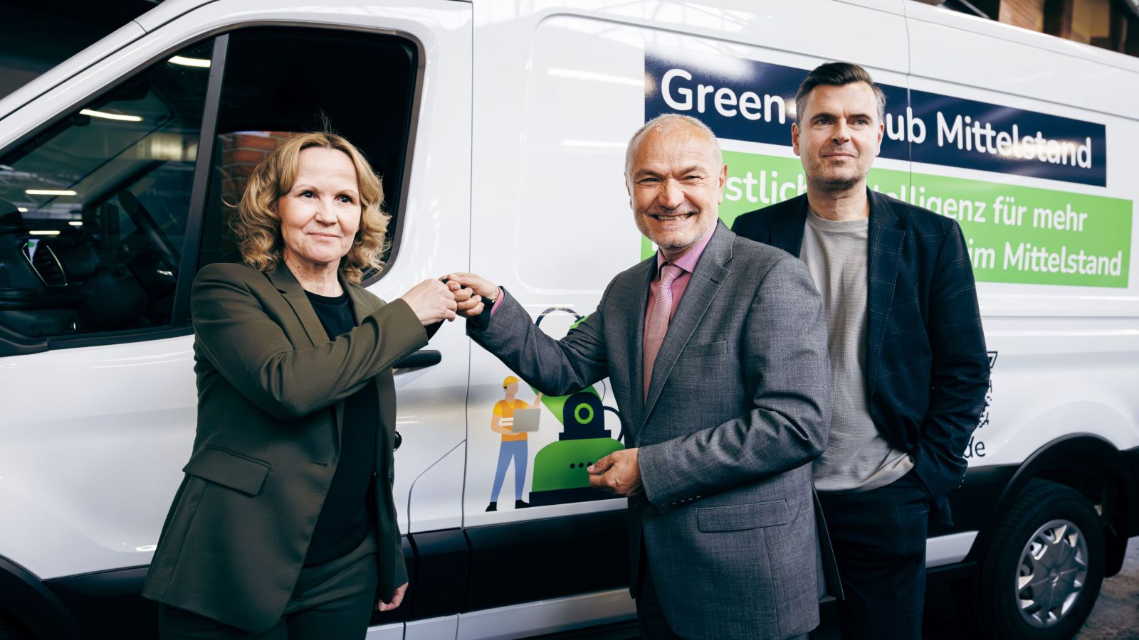 Bundesumweltministerin Steffi Lemke gibt das Startsignal für das Green-AI Hub Mobil