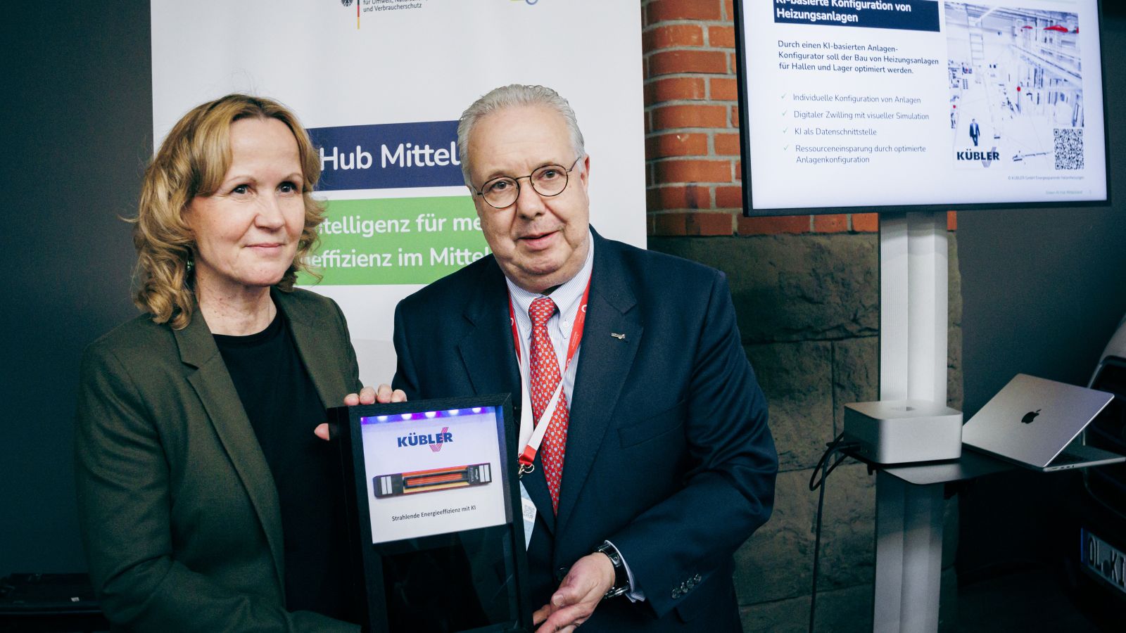 Bundesumweltministerin Steffi Lemke trifft Thomas Kübler, den Geschäftsführer der Kübler GmbH, einem mit dem Zukunftspreis Mittelstand ausgezeichnetem Pilotprojekt des Green-AI Hub Mittelstand.