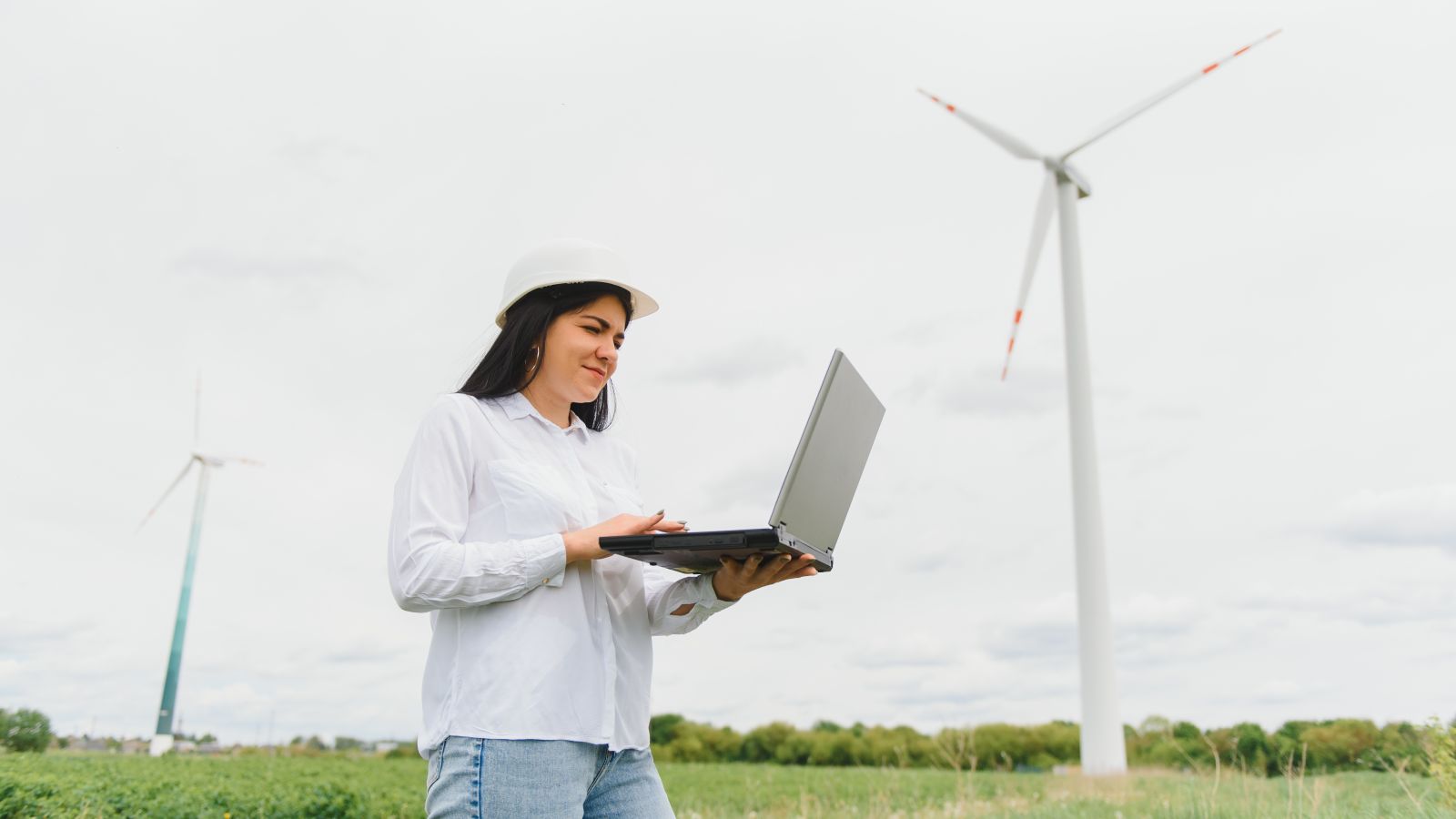 Umweltingenieur mit Laptop im Windpark Umweltingenieur mit Laptop im Windpark