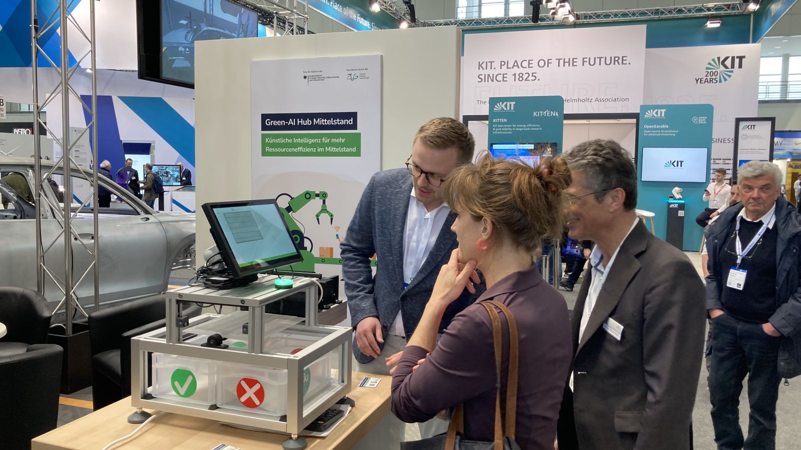 Demonstrator zur visuellen Qualitätskontrolle von Textilien auf der Hannover Messe