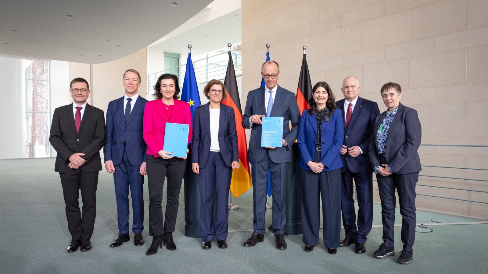 Die Expertenkommission Forschung und Innovation, die Forschungsministerin Bär und Bundeskanzler Friedrich Merz präsentieren das Jahresgutachten 2026