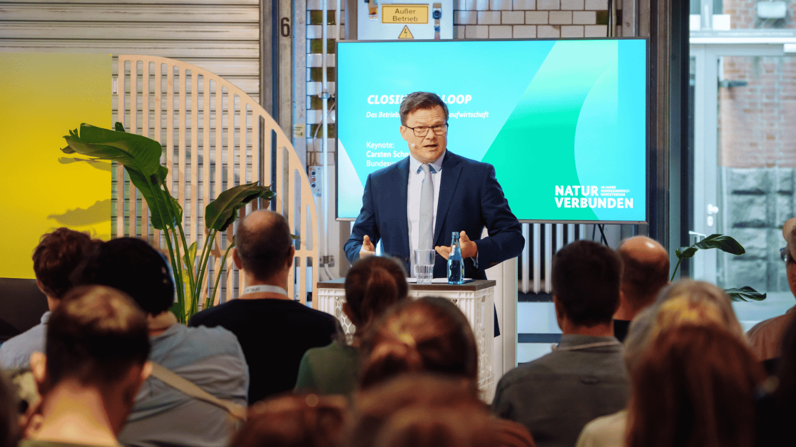 Bundesumweltminister Carsten Schneider auf der Bühne