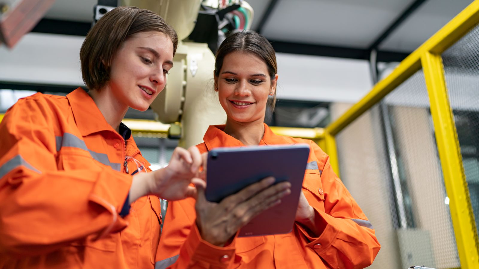 Bild von Ingeniuerinnen in einer automatisierten Fabrik 