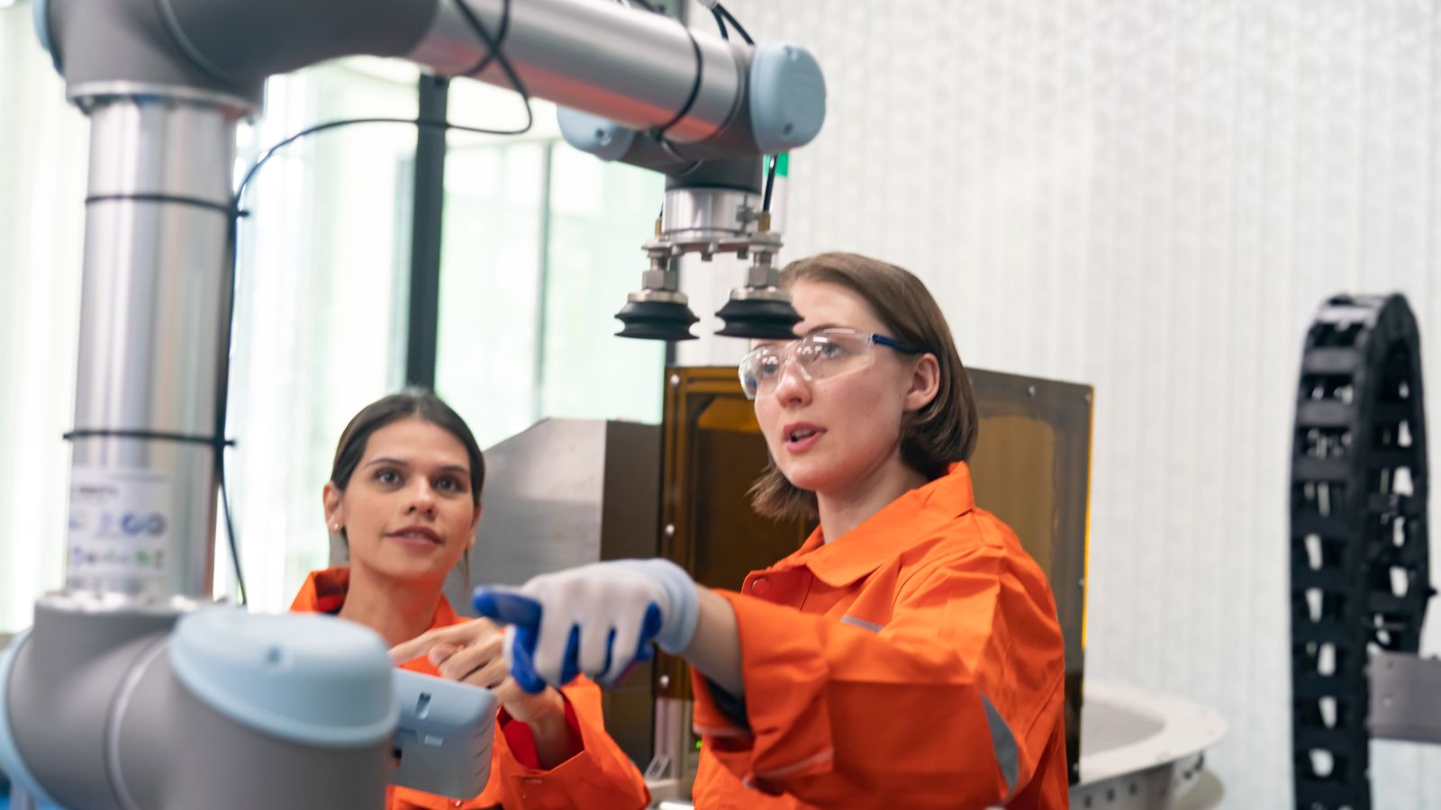 Bild von Ingenieurinnen in einer automatisierten Fabrik