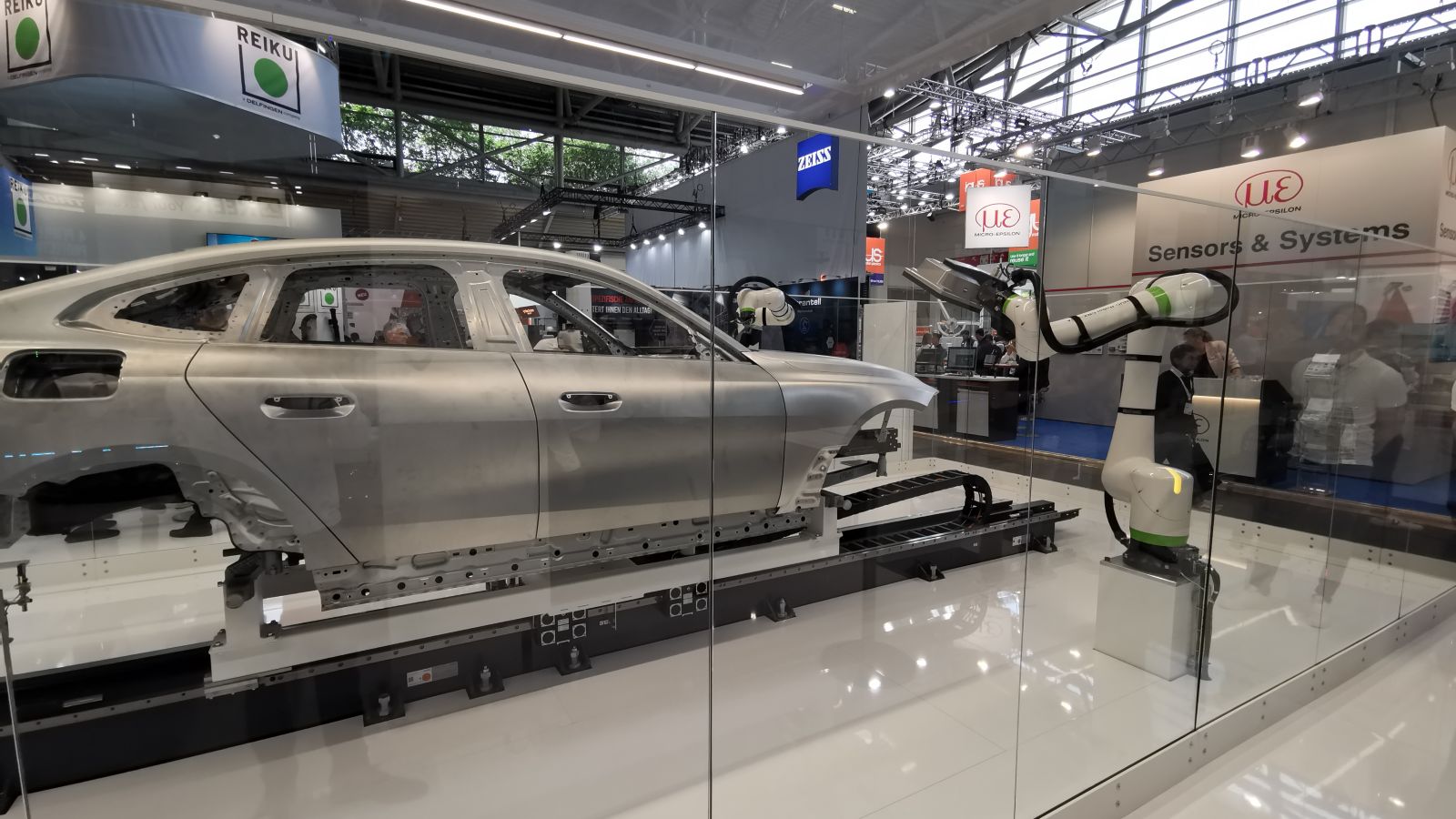 Roboterarm mit Kamerafunktion von ZEISS zur Qualitätsüberwachung und Ausschussreduktion. Bild von Roboterarm mit Kamerafunktion von ZEISS.