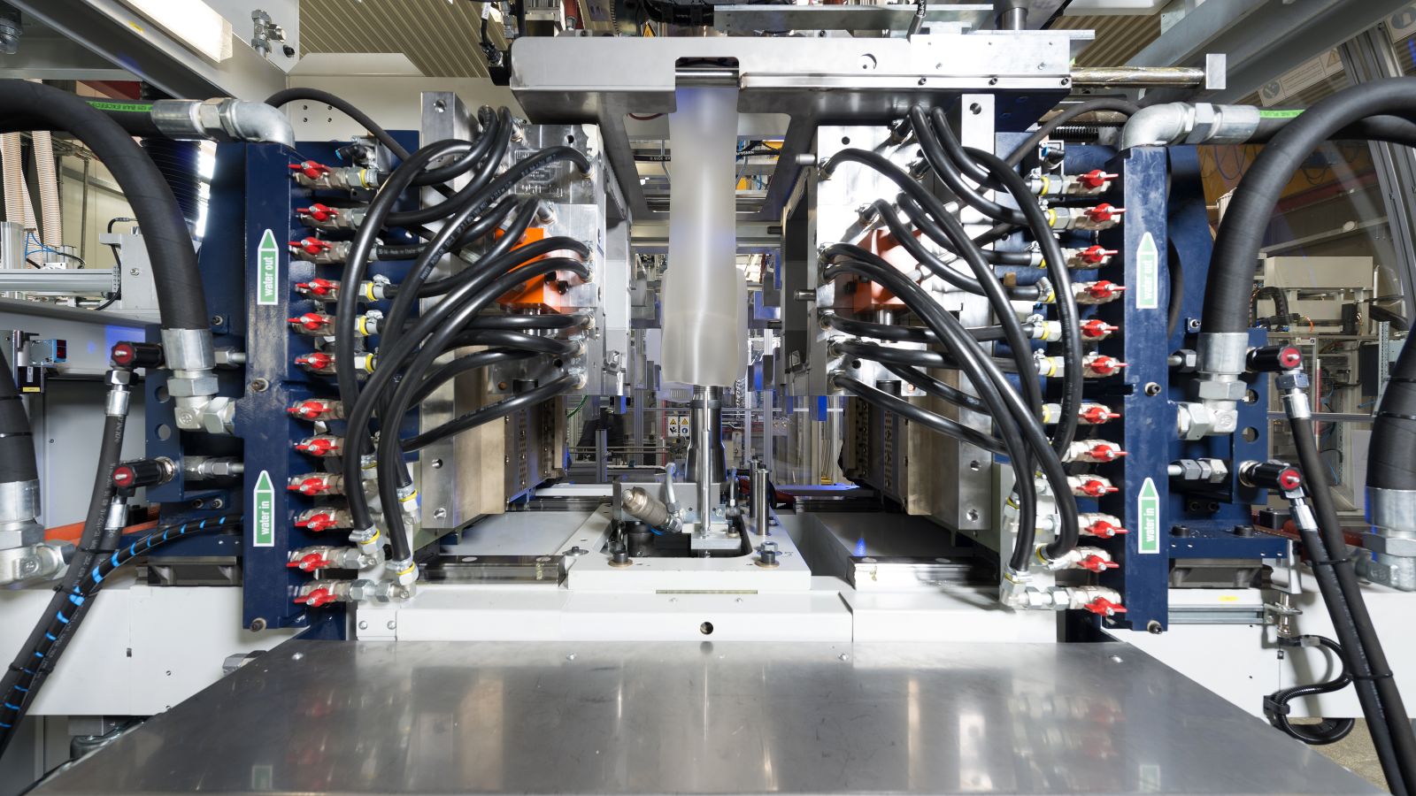 Bild einer Extrusionsblasformmaschine der BBM Maschinenbau und Vertrieb GmbH.