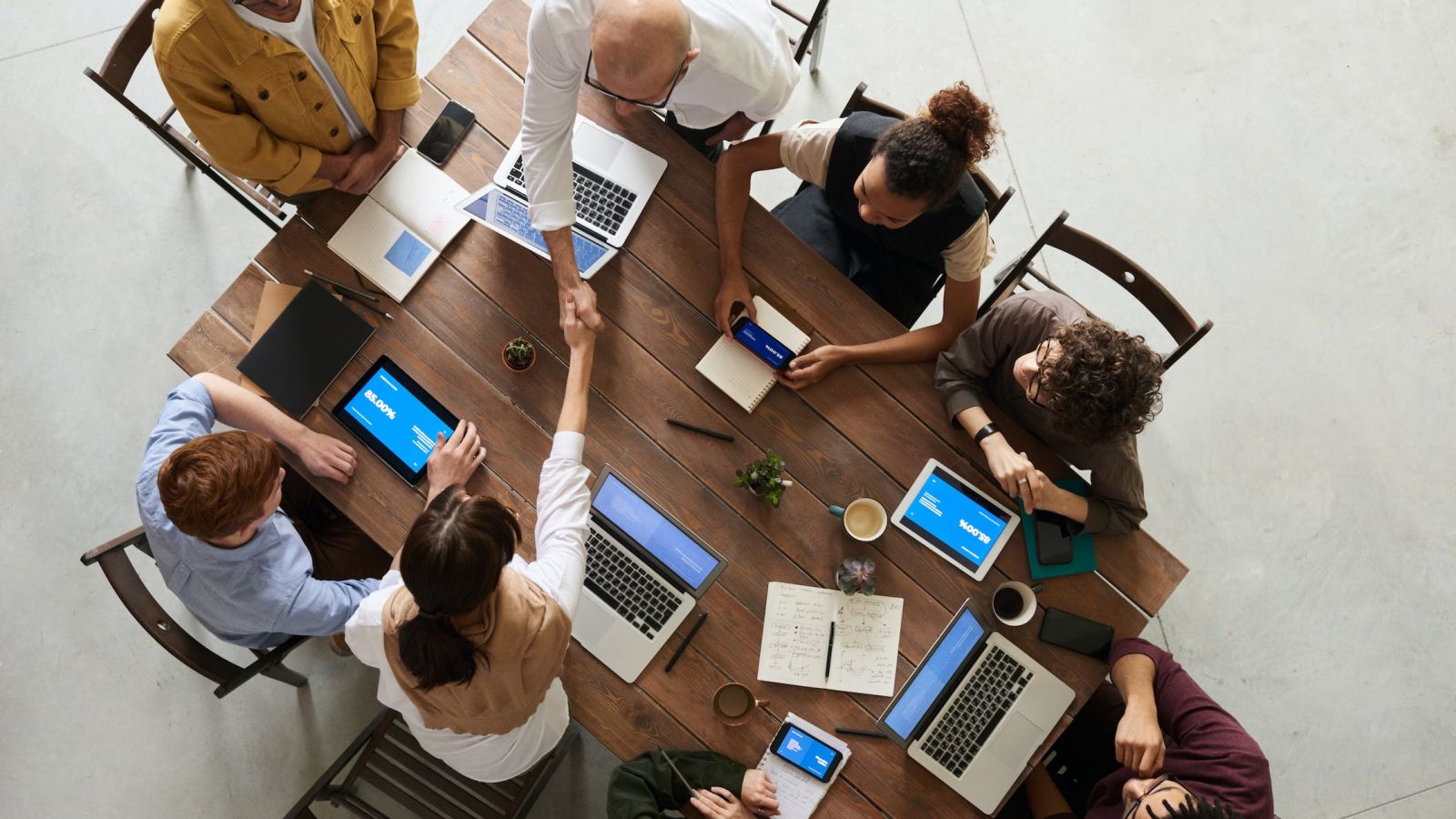 Bild einer Arbeitsgruppe mit Laptops an einem Tisch.
