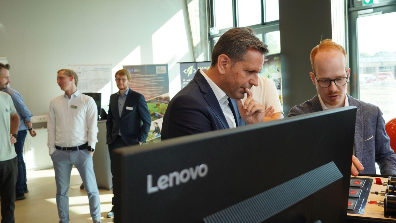 Niedersächsischer Wirtschaftsminister Olaf Lies zusammen mit Dr. Jannis Vogel vom Green-AI Hub Mittelstand
