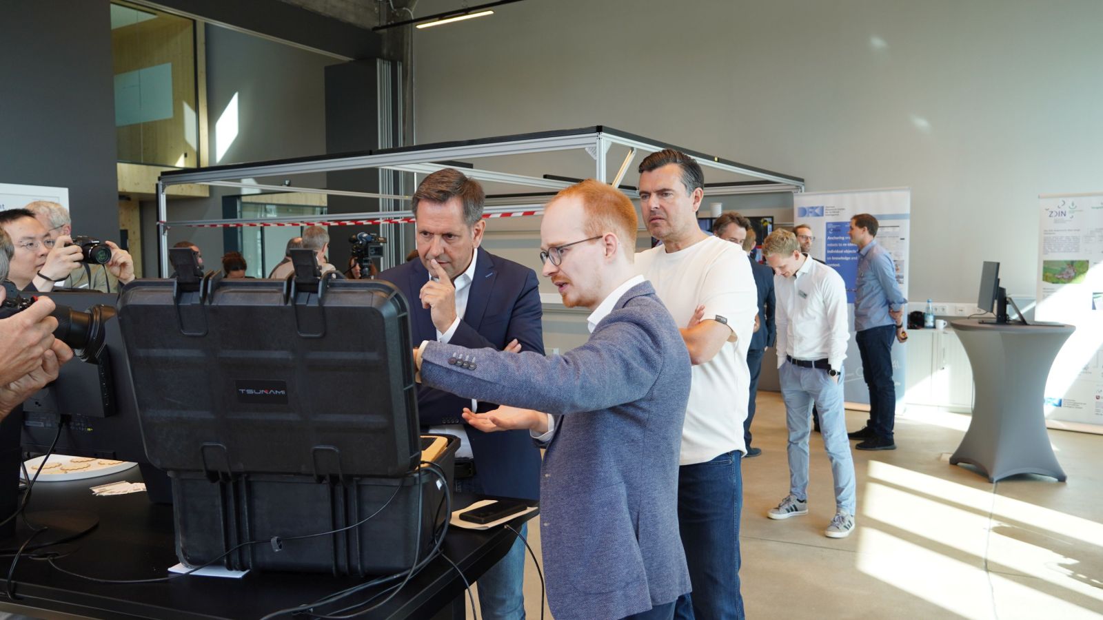 Niedersächsischer Wirtschaftsminister Olaf Lies, Prof. Dr. Oliver Thomas und Dr. Jannis Vogel vor einem KI-Demonstrator