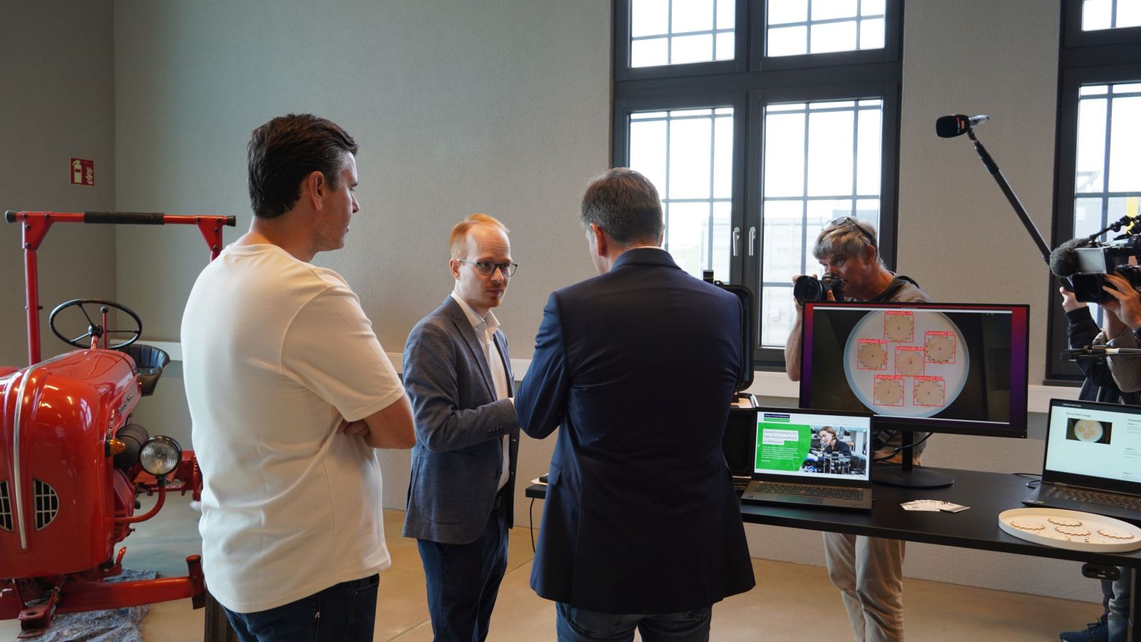 Niedersächsischer Wirtschaftsminister, Prof. Dr. Oliver Thomas und Dr. Jannis Vogel vor einem KI-Demonstrator