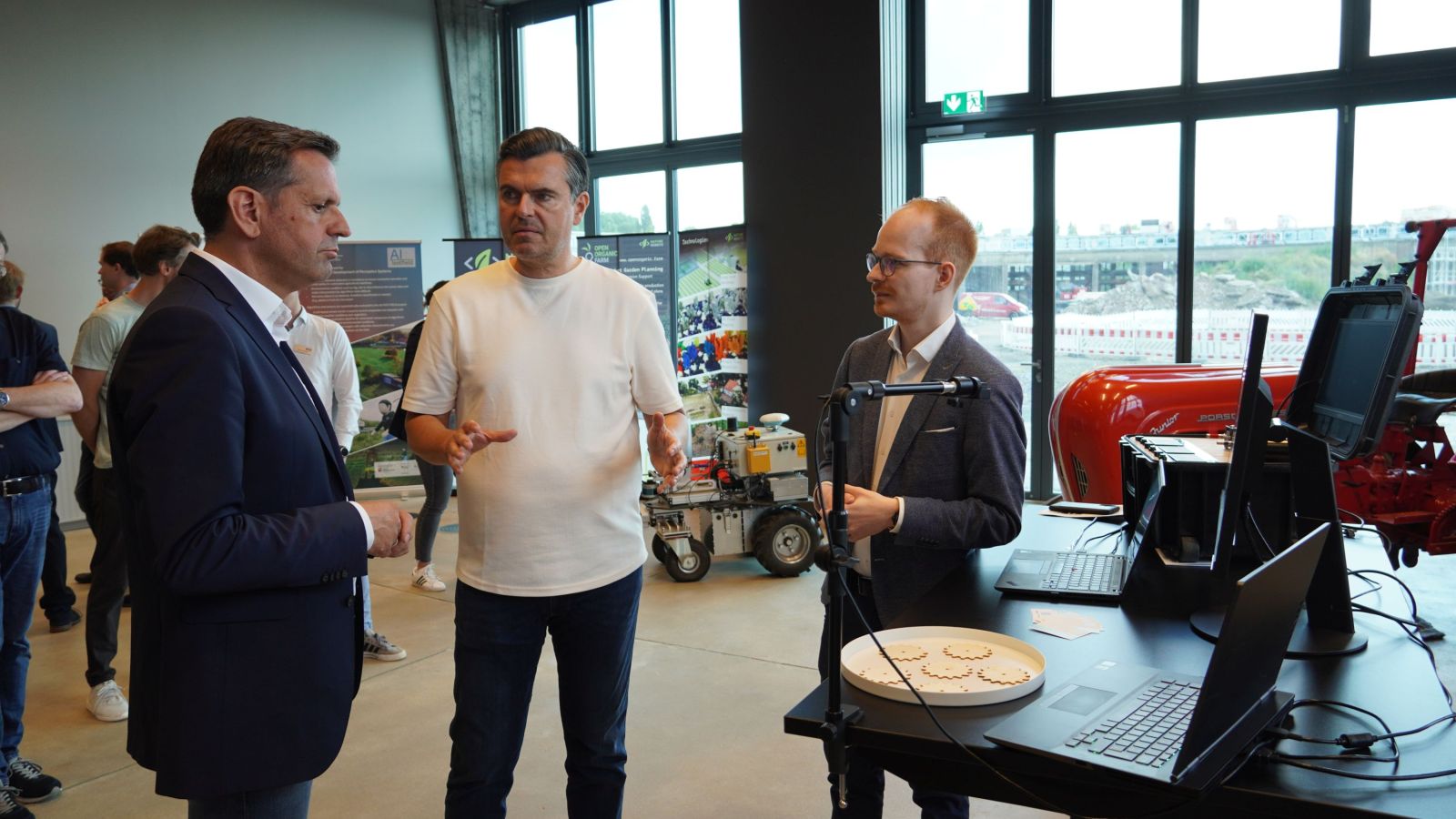Niedersächsischer Wirtschaftsminister, Prof. Dr. Oliver Thomas und Dr. Jannis Vogel vor einem KI-Demonstrator