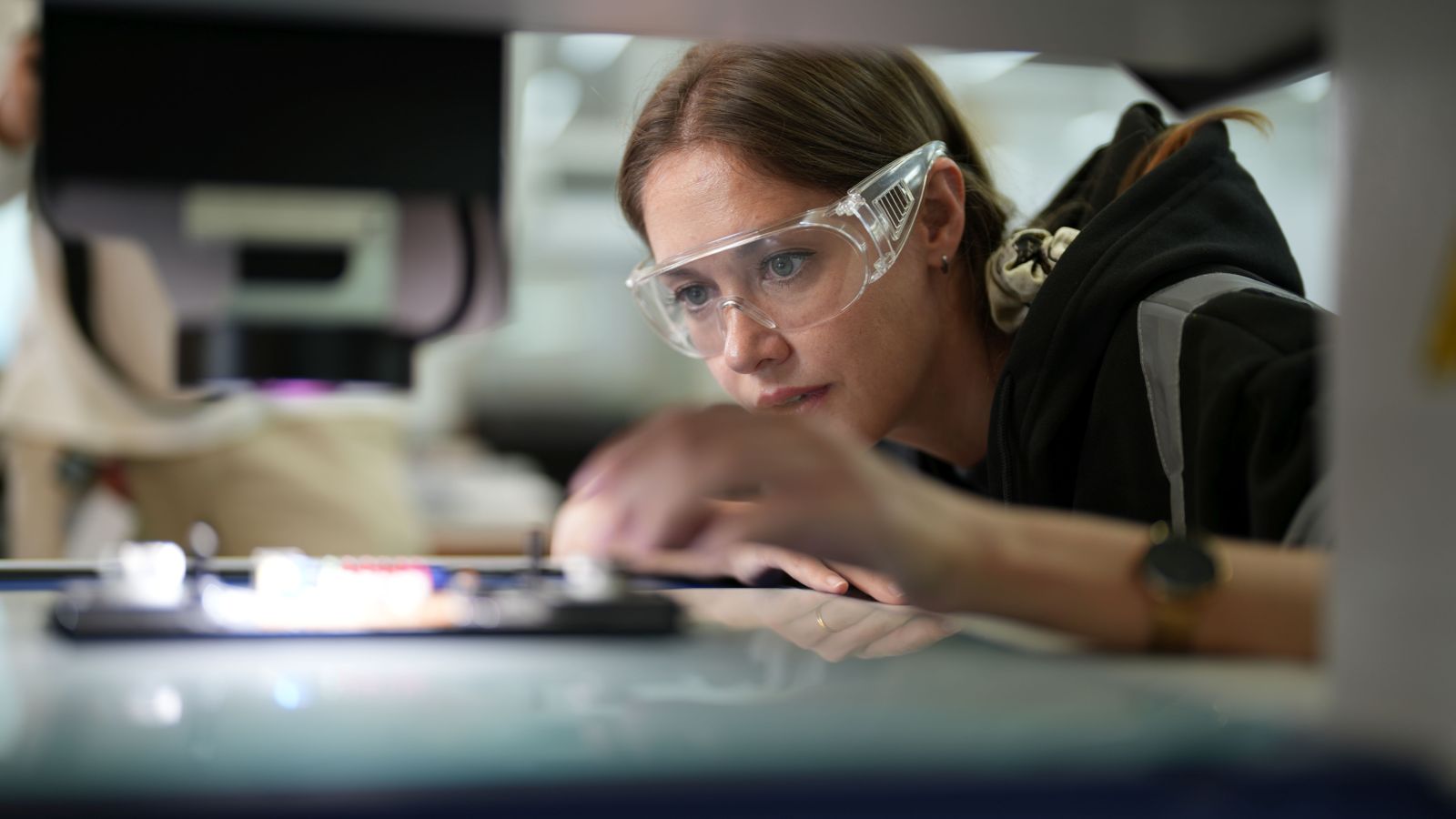 Ingenieurtechnikerin mit KI-Automatisierungssystem