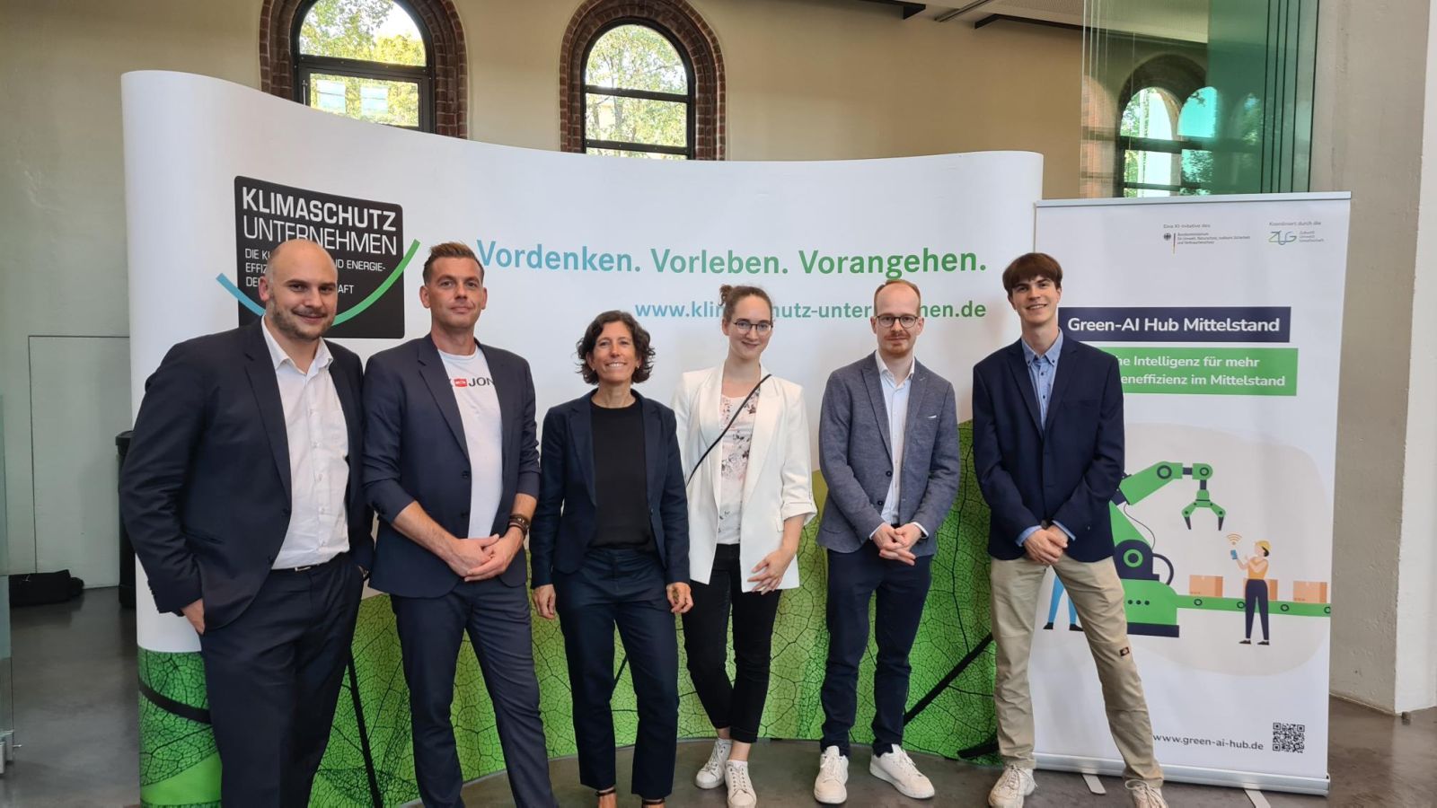 Klimaschutz-Unternehmen und der Green-AI Hub Mittelstand Vertreter der Klimaschutz-Unternehmen und der Green-AI Hub Mittelstand posieren gemeinsam.