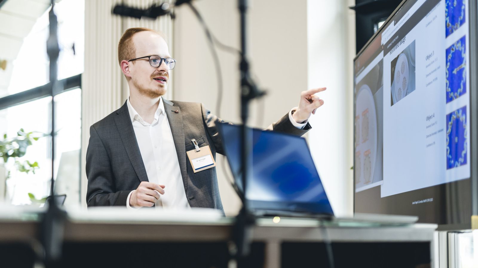 Dr. Jannis Vogel vor einem KI-Demonstrator